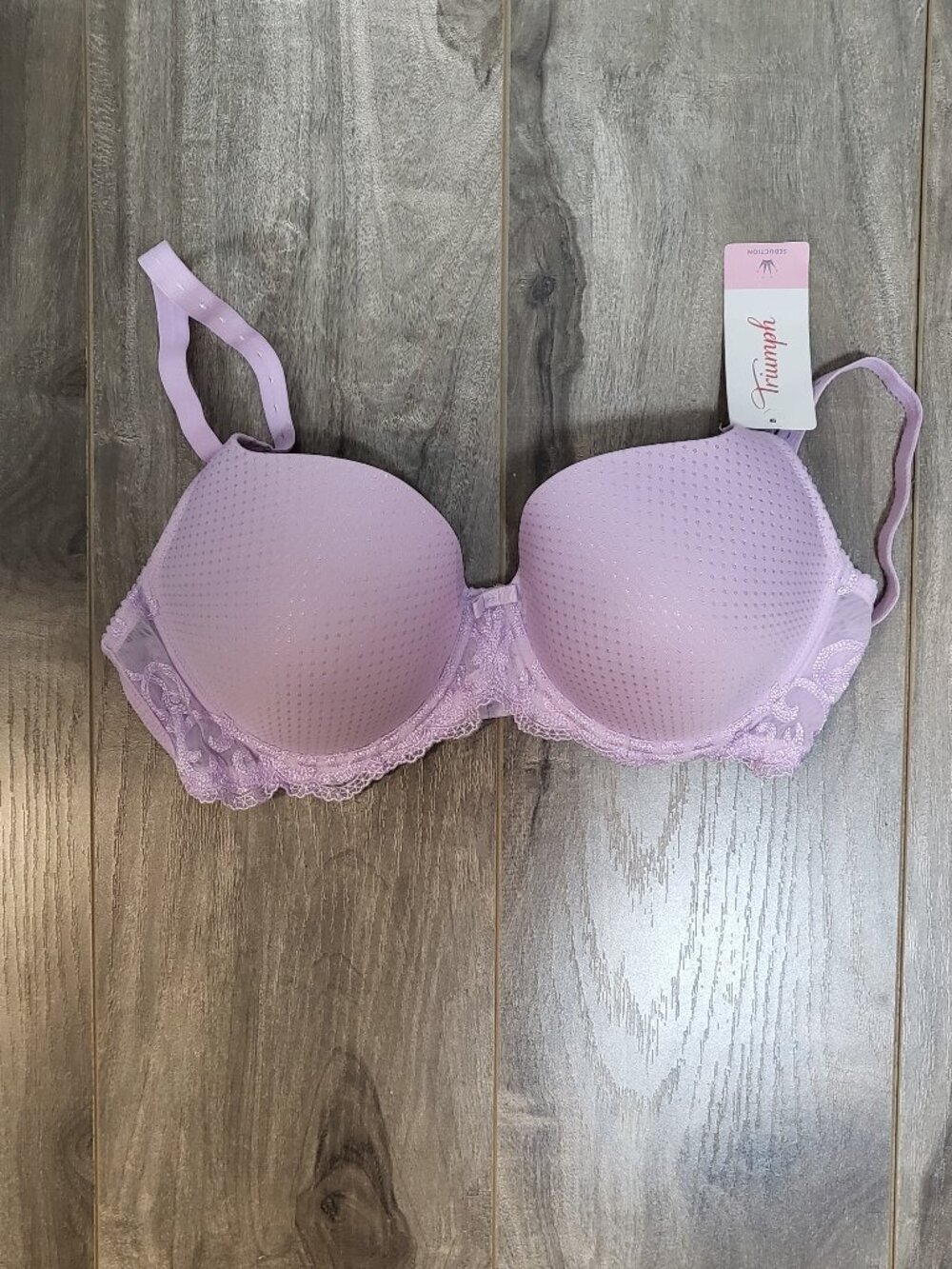 Triumph lined bra in lilac/purple with lace details